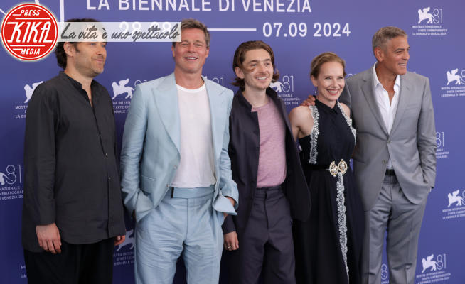 Austin Abrams, Jeremy Kleiner, Amy Ryan, Brad Pitt, George Clooney - Venezia - 01-09-2024 - Venezia 81, il photocall di Wolf con George Clooney e Brad Pitt