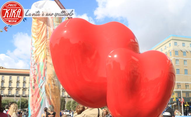 Tu si na cosa grande - Napoli - 13-10-2024 - Napoli, ecco la scultura delle polemiche 