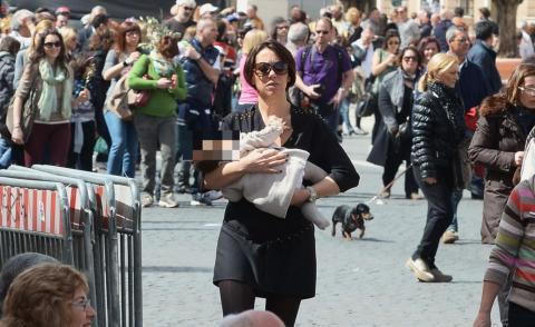 Nunzia De Girolamo Porta La Figlia A San Pietro Foto Kikapress Com